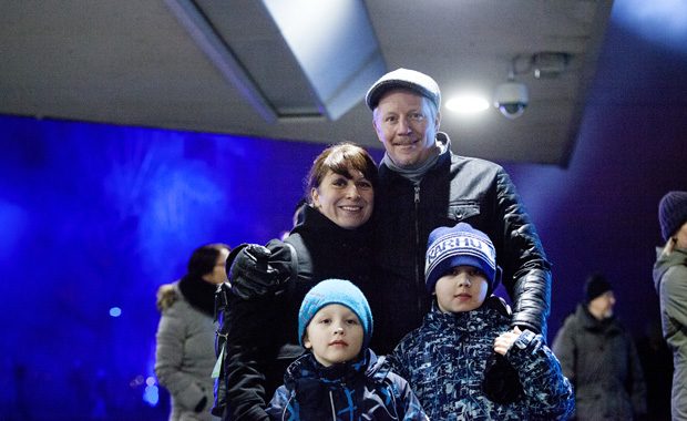 Otavamedia/ Erillisverkot. Virve-puhelimen käyttö Kansalaistorin Suomi 100 v. juhlassa 31.12. Keinäset. Vanhemmat Kristian ja Katja Keinänen.