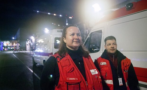 Otavamedia/ Erillisverkot. Virve-puhelimen käyttö Kansalaistorin Suomi 100 v. juhlassa 31.12. Kuvasssa SPR:n vapaaehtoiset Anja ja Sami.