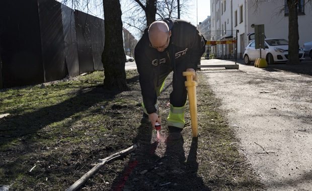 Petri Sarkkinen merkitsee johtoja
